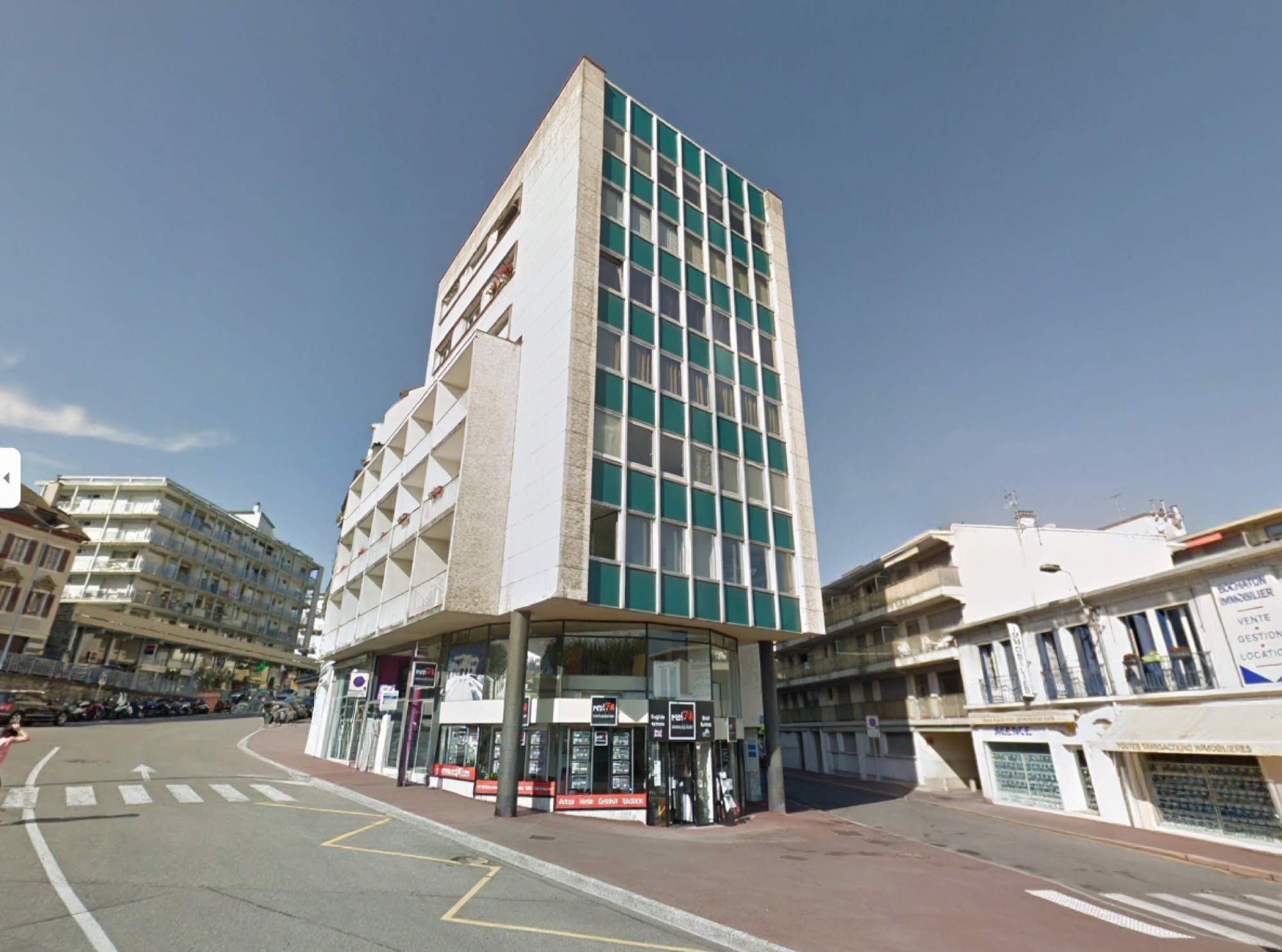 Façade du bâtiment Eviia, hyper-centre d'Évian-les-Bains
