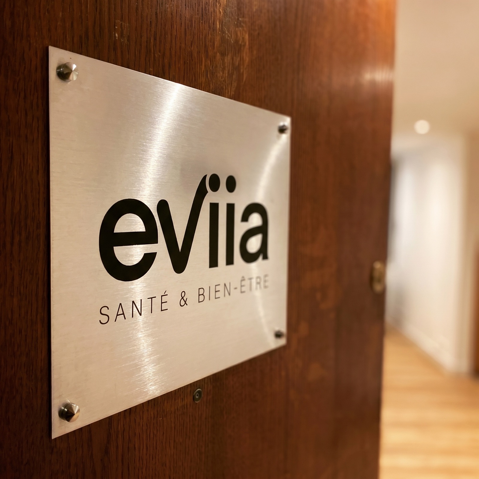 Plaque eviia sur la porte d'entrée