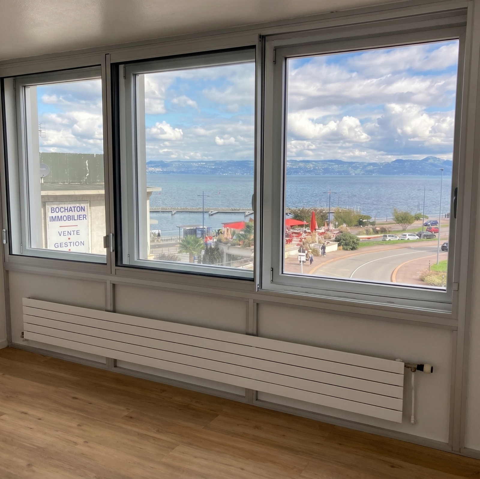 Vue depuis l'intérieur du centre sur le Lac Léman